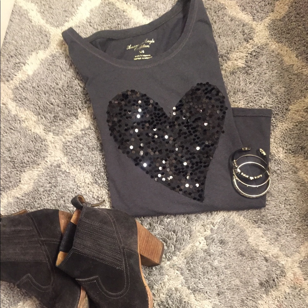 🎉HOST PICK🎉American Eagle ss “ heart” tee❤️